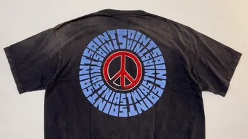 SAINT Mxxxxxx IDEOLOGICAL SS TEE/BLK Peace and anti-war crack pattern tee, washed black S-XL, look for the cylindrical fabric without side seams, the open width is almost meaningless Asut ready-made garments dyed, the whole piece is sprayed with horse-hair spray, and then sprayed again to fade, the collar and cuffs are frayed, many places are broken, oversized printing position, genuine level restoration, complete accessories, with little angel anti-counterfeiting label